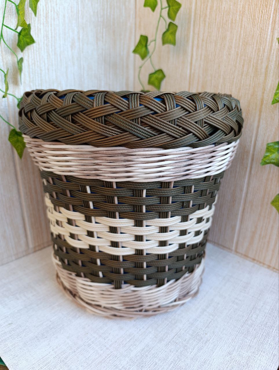 Плетёное кашпо из ротанга